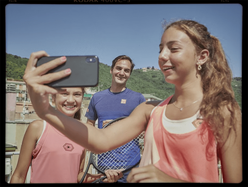 Roger Federer surprises Italian teenage girls Vittoria and Carola, his big fans, in an Italian rooftop in 2020. I Image: Youtube/ Barilla 