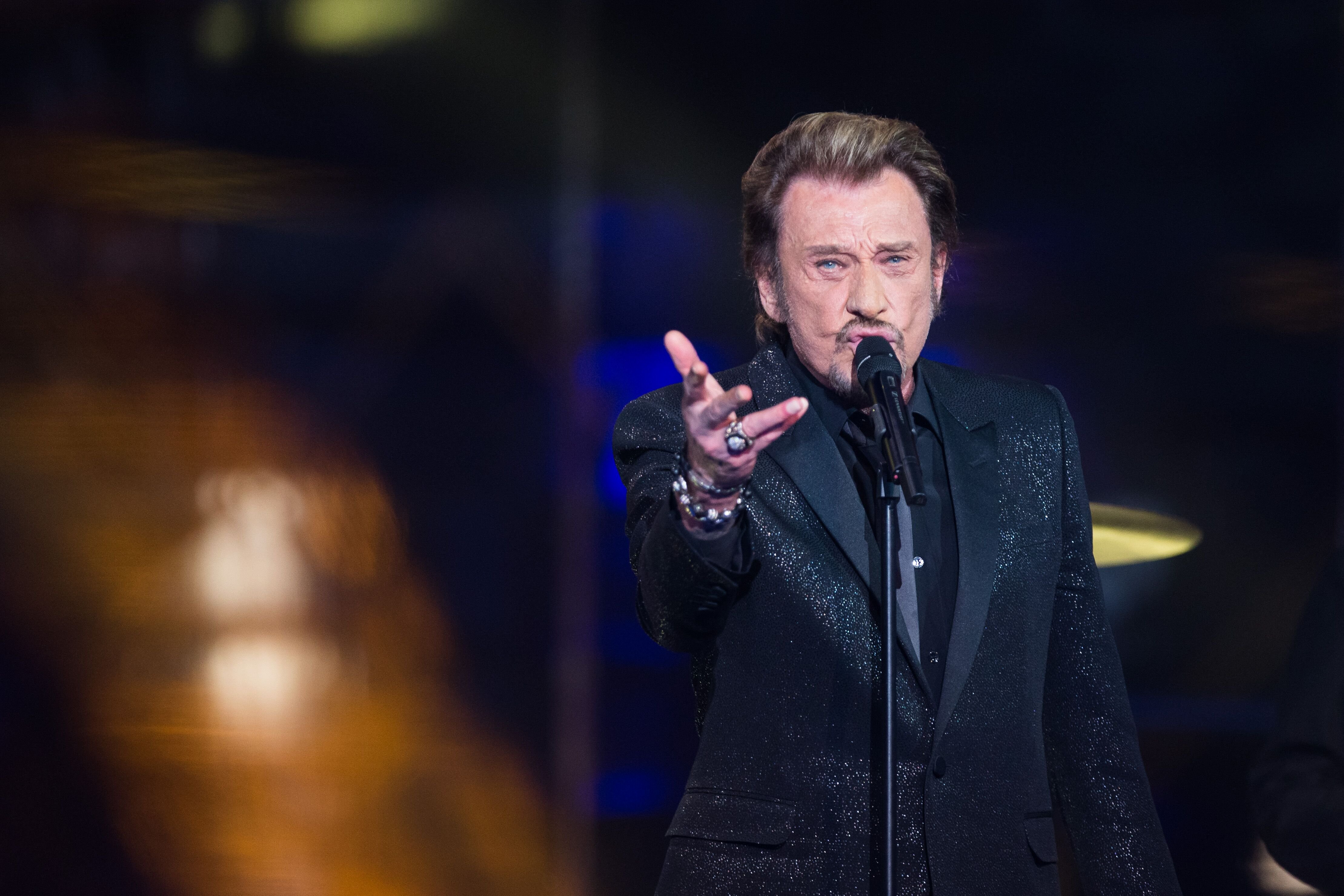 Johnny Hallyday sur scène lors du Téléthon 2014 de France Télévision le 6 décembre 2014 à Paris. | Photo : Getty Images Johnny Hallyday sur scène lors du Téléthon 2014 de France Télévision le 6 décembre 2014 à Paris. | Photo : Getty Images