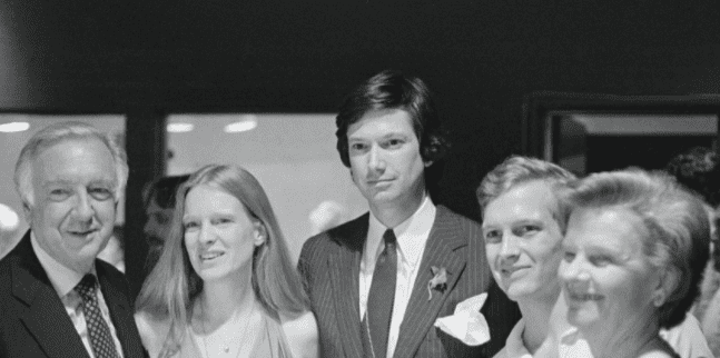 American broadcast journalist Walter Cronkite (left) smiles as he poses with his family at the Democratic National Convention in Madison Square Garden on August 14, 1980 in New York | Photo: Getty Images