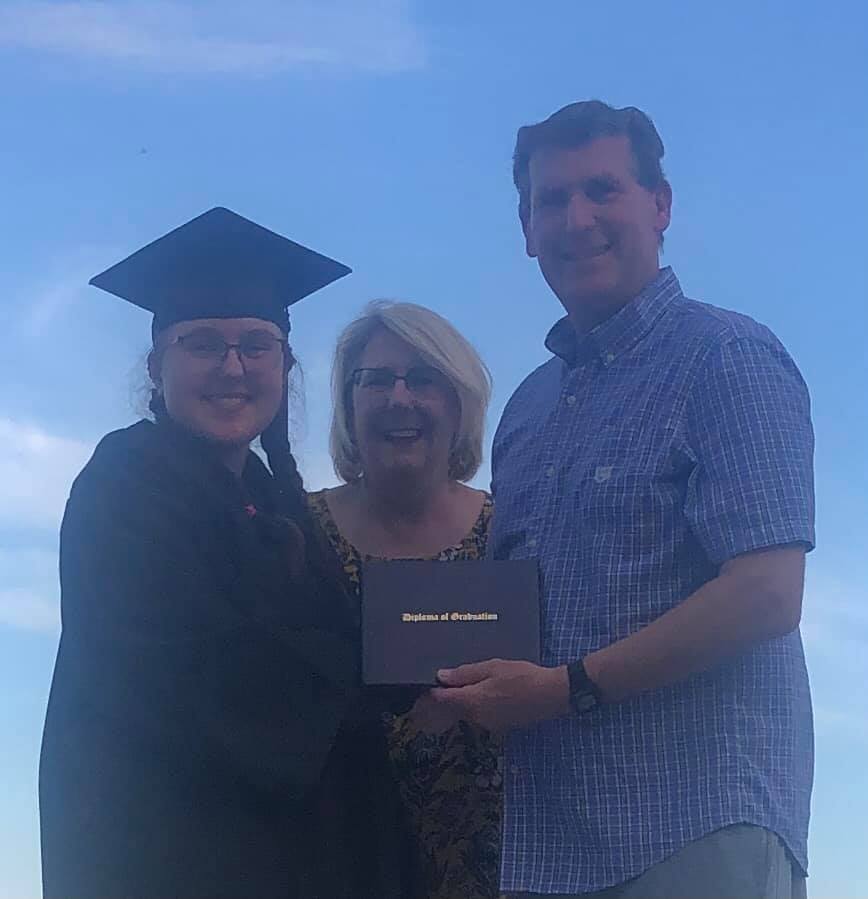 Hallie Marie Tobler poses with her parents, Julie and Jeff Johnson | Source: Facebook/julie.johnson.148571