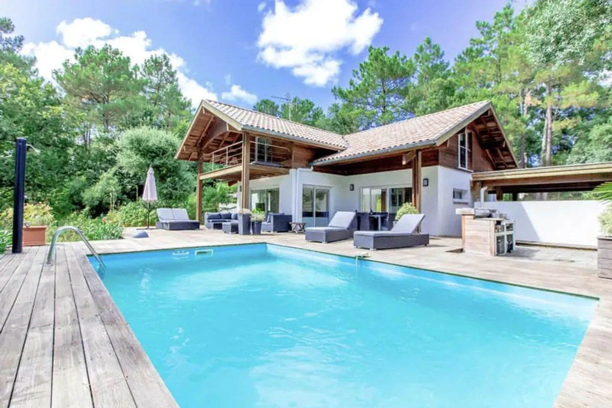 Une mais avec une piscine | Photo : Getty Images