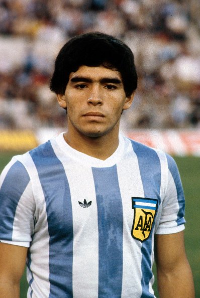 L'Argentin Diego Armando Maradona regarde en Argentine. | Photo : Getty Images