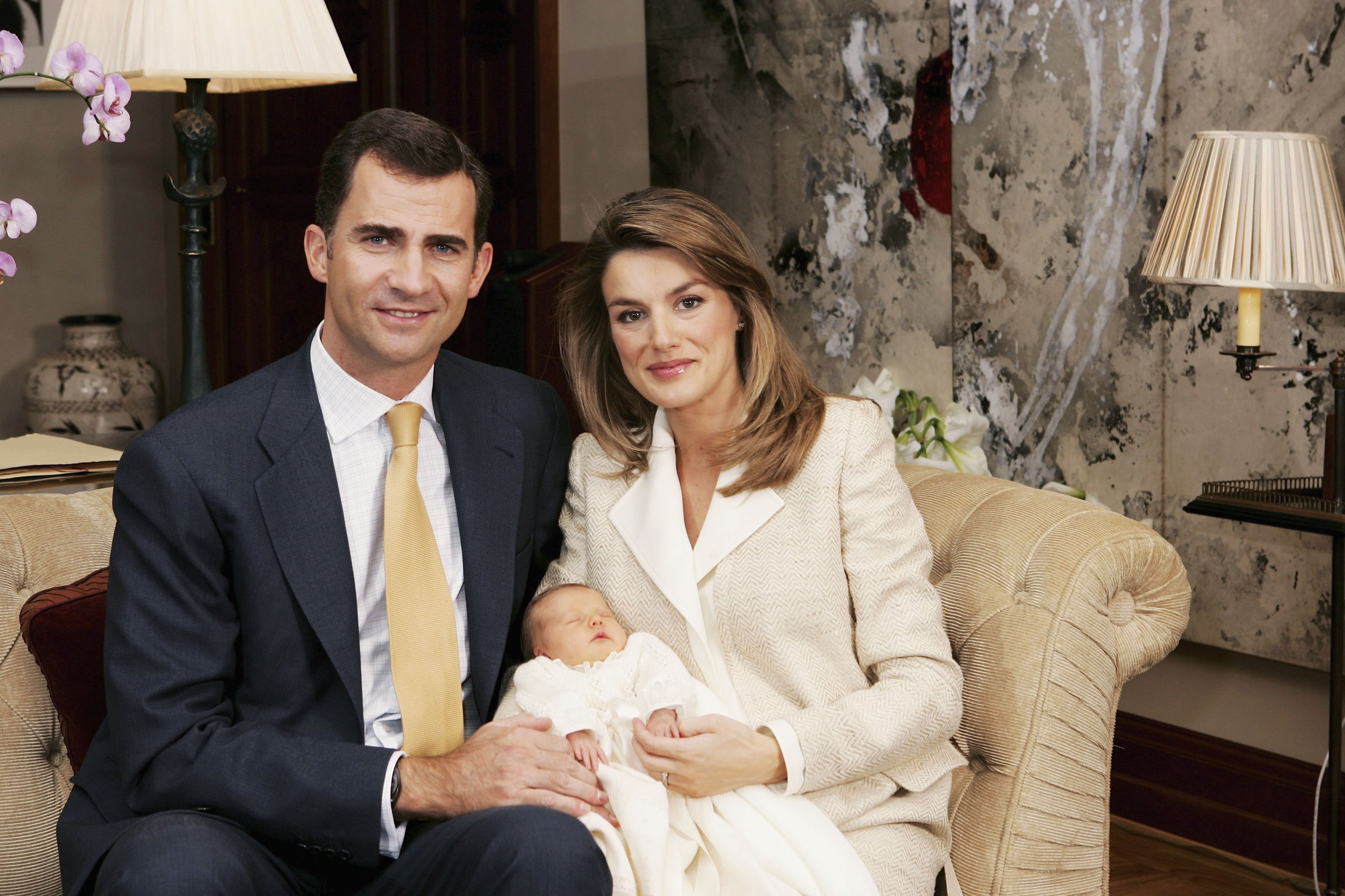 El Príncipe Felipe de España y la Princesa Letizia sostienen a la recién nacida Princesa Leonor en noviembre de 2005 || Fuente: Getty Images El Príncipe Felipe de España y la Princesa Letizia sostienen a la recién nacida Princesa Leonor en noviembre de 2005 || Fuente: Getty Images