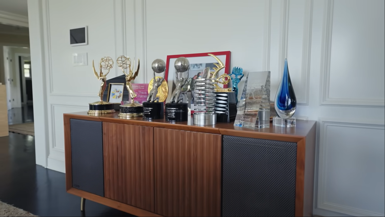 Palmer's parents insisted she proudly display her hard-earned entertainment awards right on top of her record player cabinet. | Source: YouTube/@Archdigest