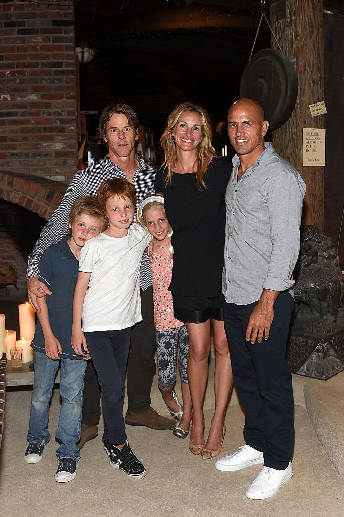 Actress Julia Roberts with husband Danny Moder and kids Henry and Phinnaeus Moder.  on August 29, 2015 in Malibu California. Accompanying them is Kelly Slater | Source: Getty Images