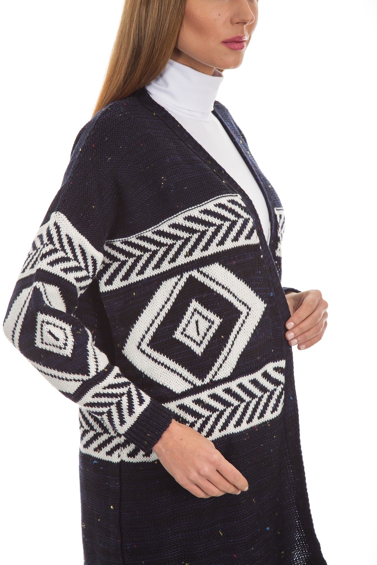 Une femme porte un cardigan boutonné. | Photo : Pixabay