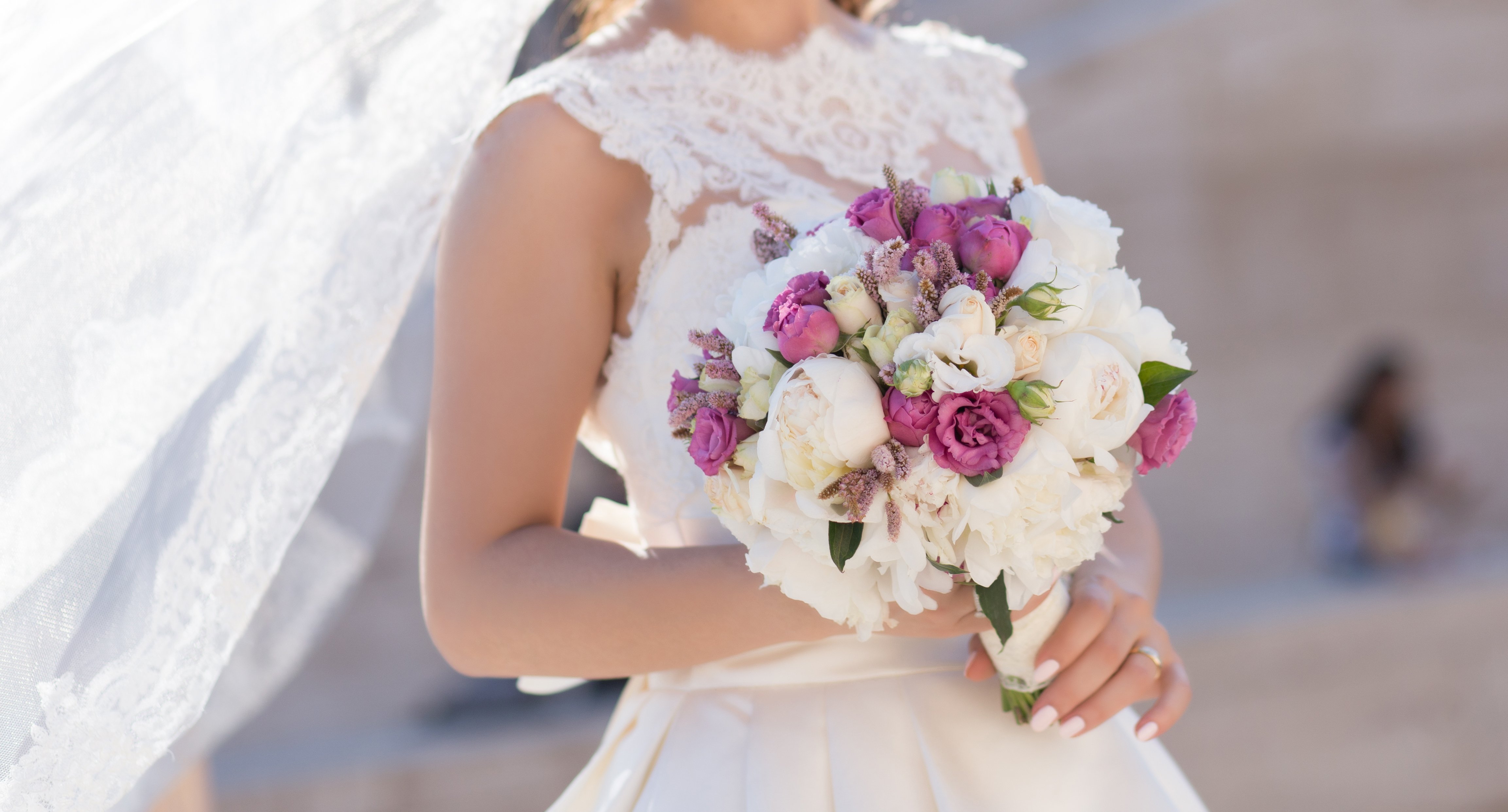 Braut mit Blumenstrauß | Quelle: Shutterstock