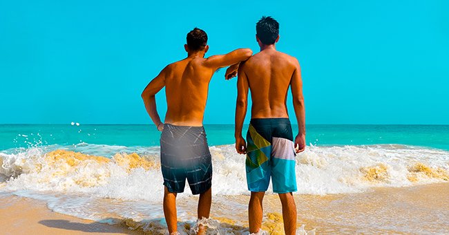 Deux hommes à la plage.| Photo : Shutterstock