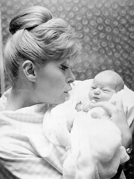 Shari Lewis, holds her daughter Mallory, 4 days old, at New York's Mt. Sinai Hospital | Photo: Getty Images