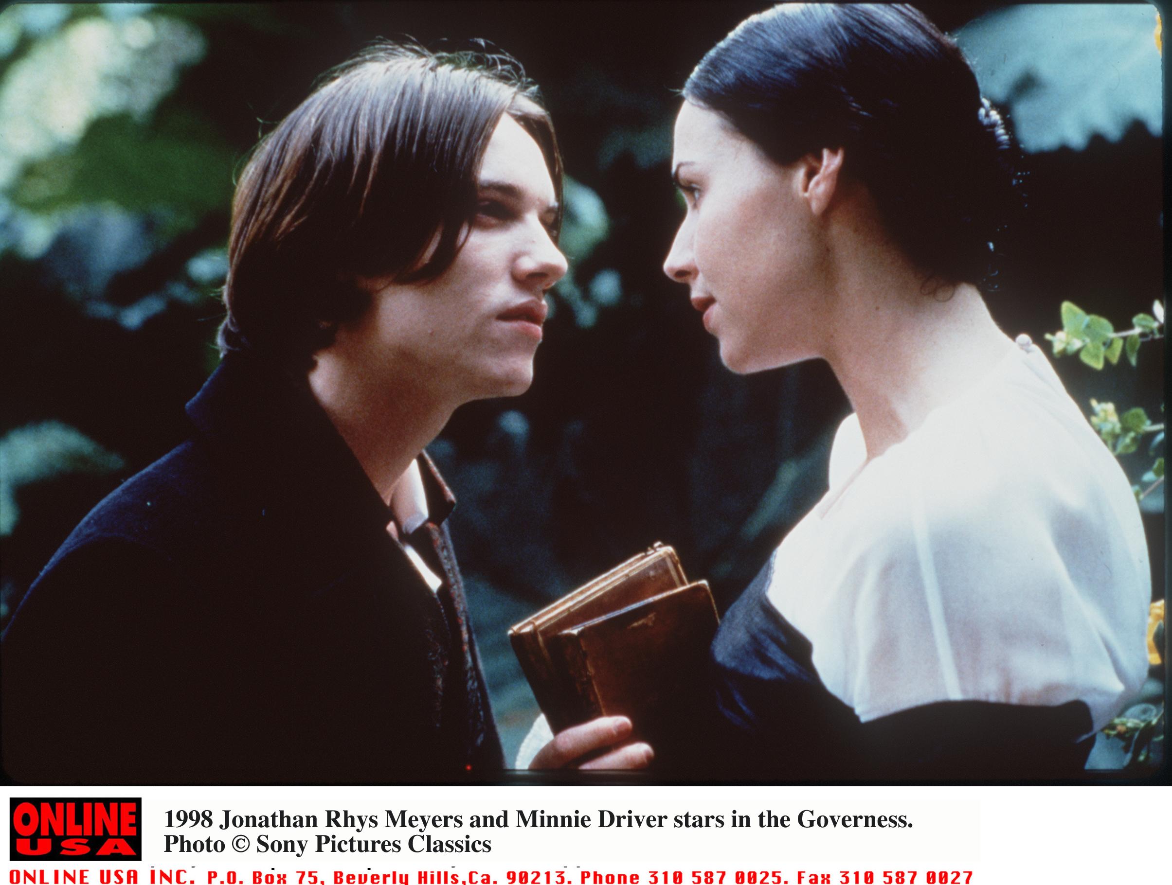 The actor photographed with Minnie Driver on the set of "In The Governess," 1998 | Source: Getty Images