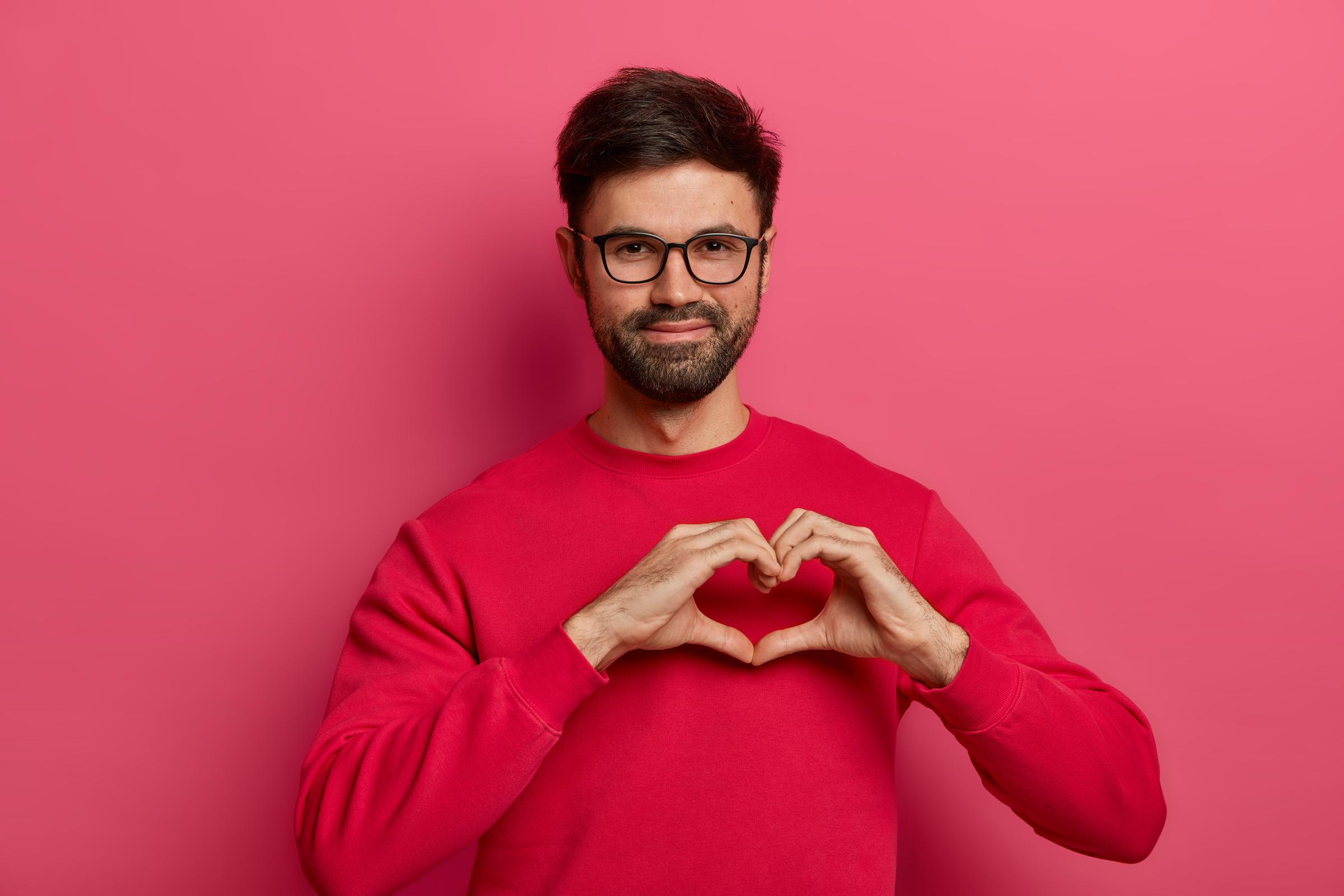 A man signing a heart with his hands | Source: FreePik