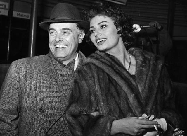 Carlo Ponti, the Italian film director and his wife Sophia Loren, the film actress arriving in Copenhagen en route from Rome to Los Angeles. | Source: Getty Images