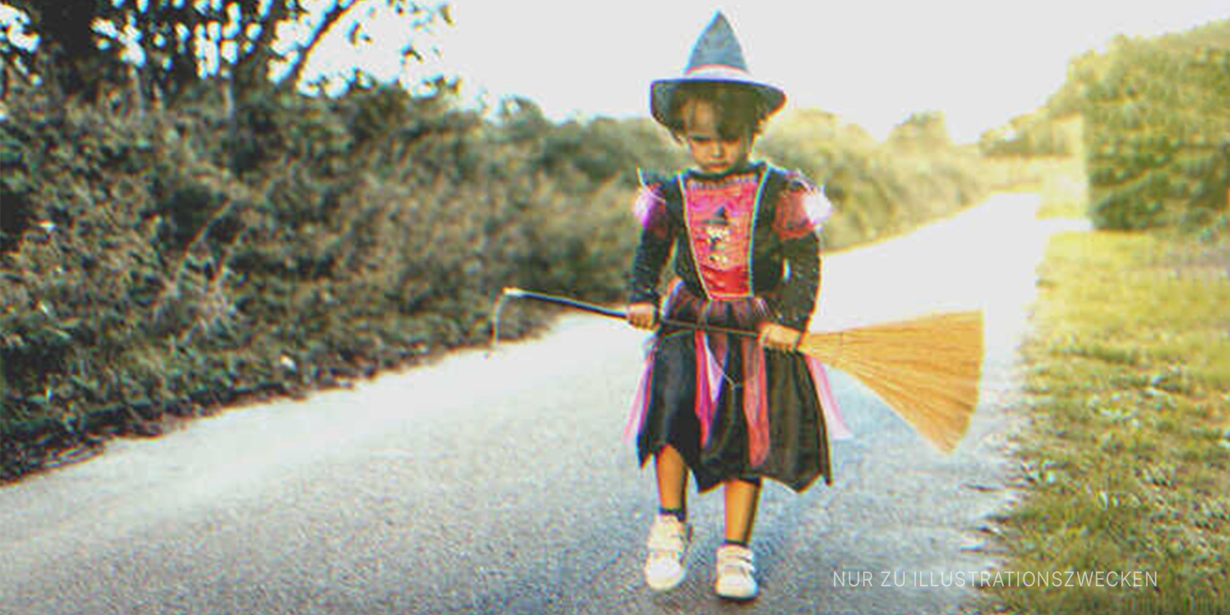 Kleines Mädchen in einem Hexenkostüm zu Halloween. | Quelle: Getty Images