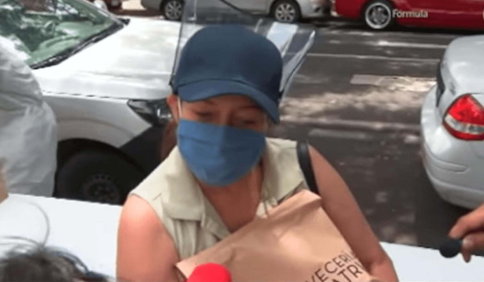 Diana Golden responde a los periodistas tras buscar alimento. | Foto: YouTube/FLOR RUBIO