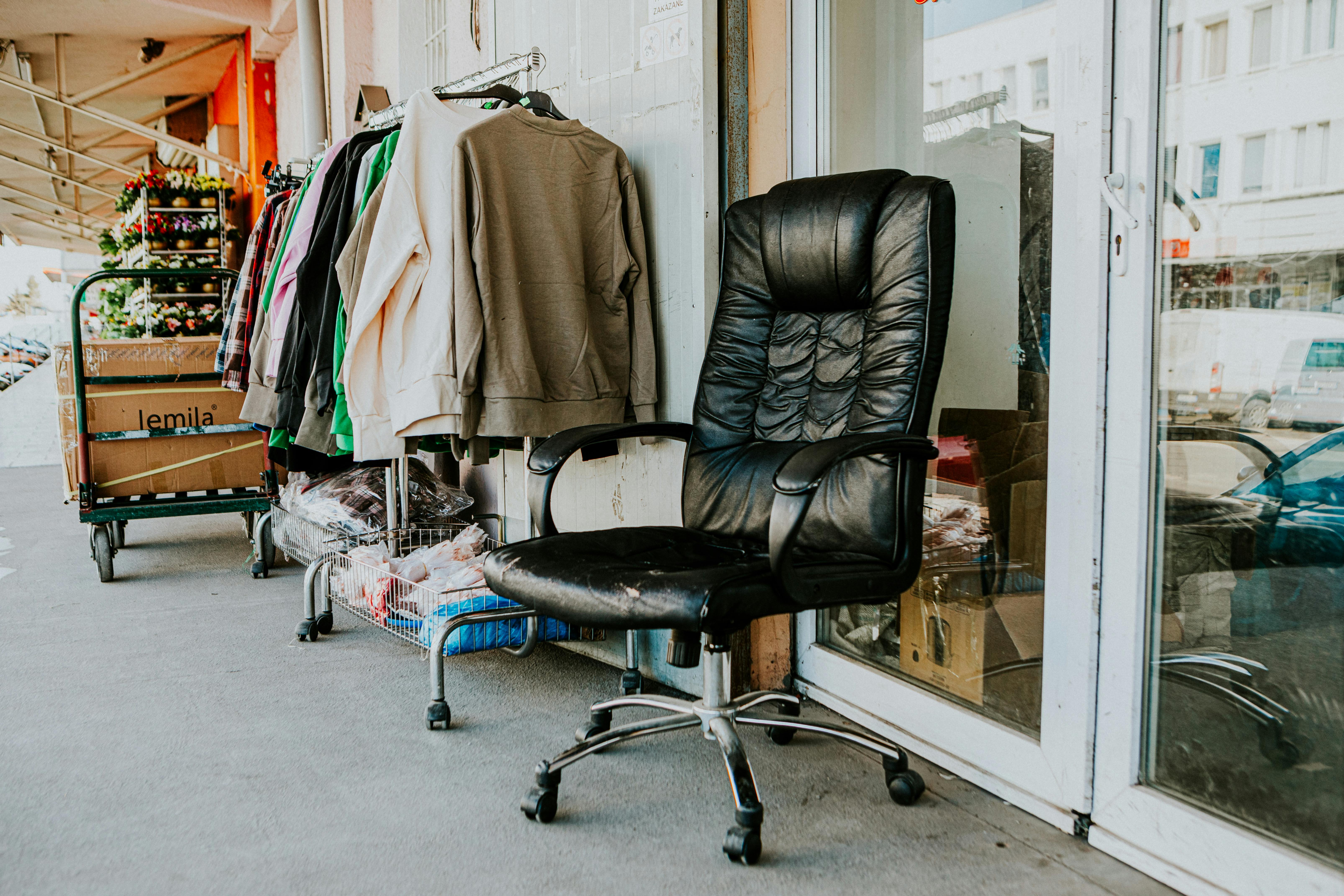 A thrift store exterior | Source: Pexels