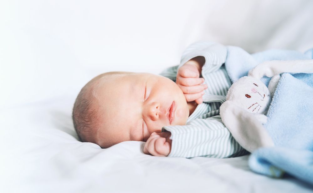 Das Neugeborene schläft die ersten Tage des Lebens. Kleines süßes Neugeborenes, das friedlich schläft. | Foto von: Natalia Deriabina via Shutterstock