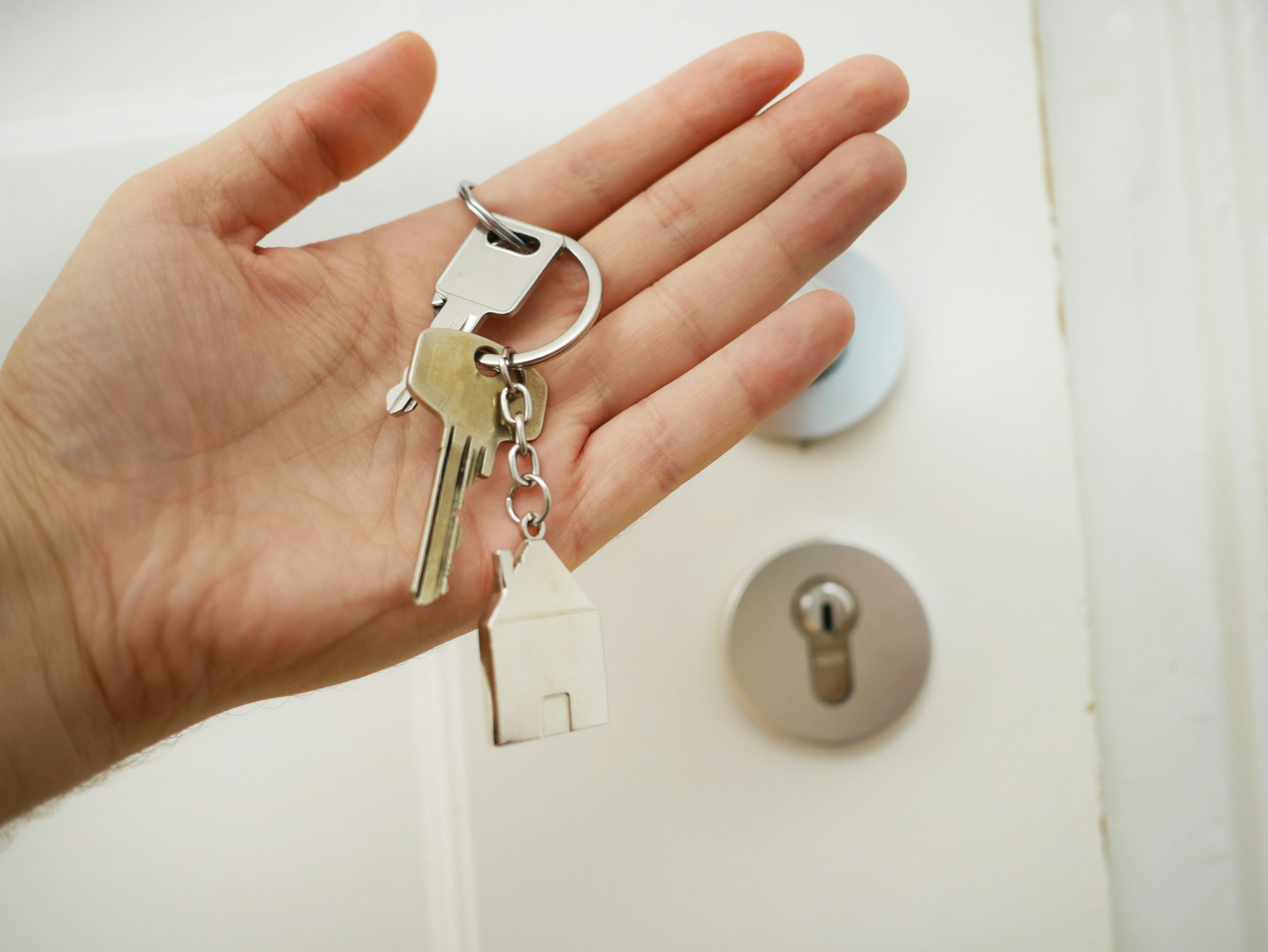 A person holding house keys | Source: Unsplash