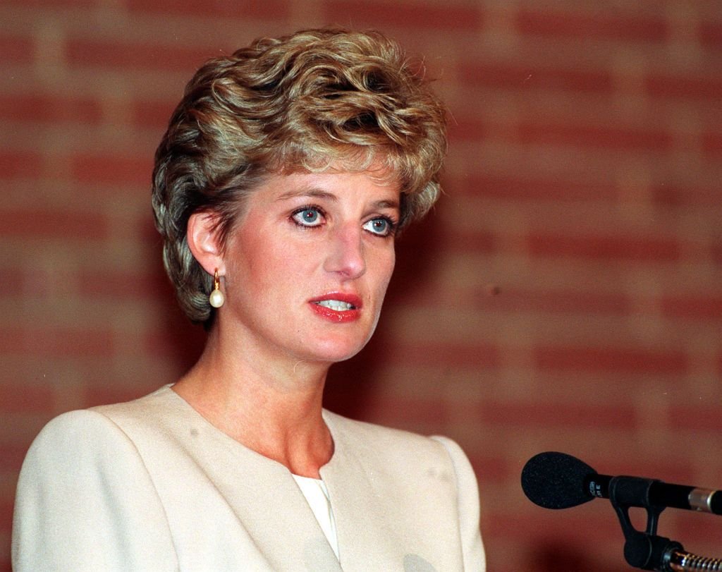 La princesa Diana da su discurso en la Conferencia 93 sobre trastornos alimentarios en Kensington. | Foto: Getty Images
