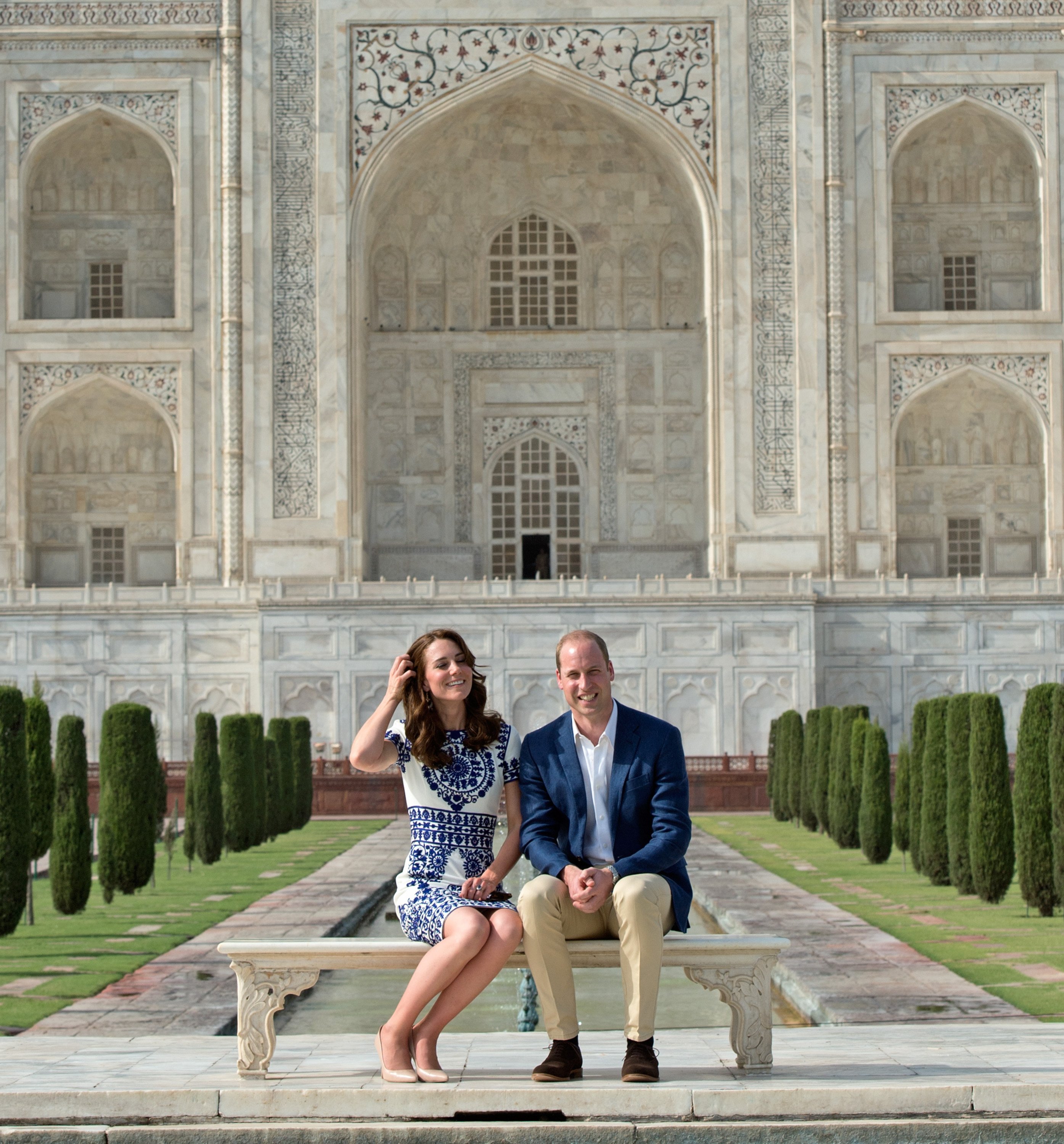Prince William and Katherine Middleton pose in front of the Taj Mahal on April 16, 2016 | Photo: Getty Images