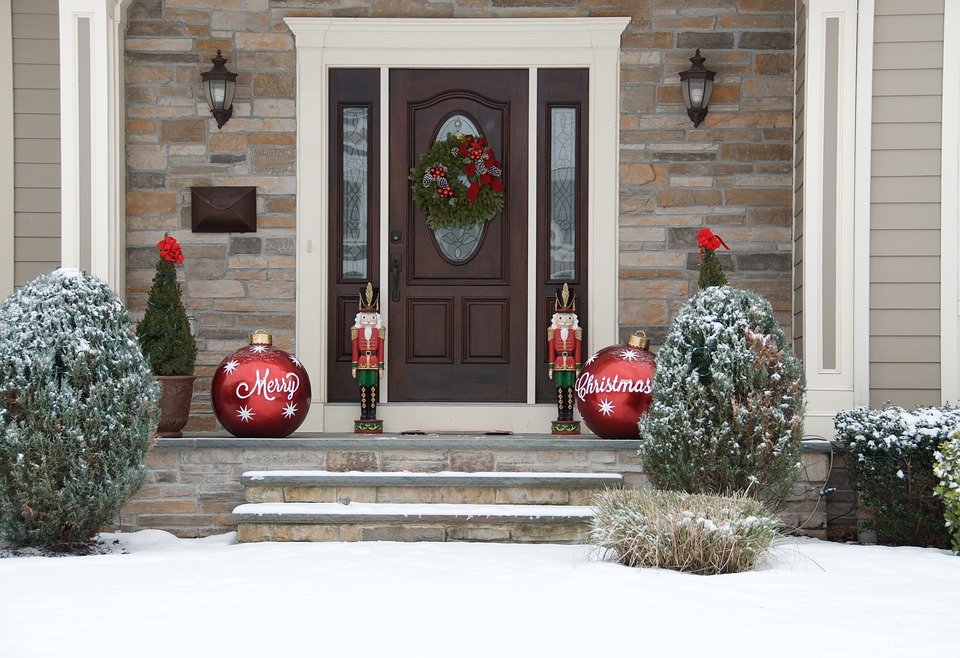 The front door of a home with Christmas decorations | Photo: Pixabay