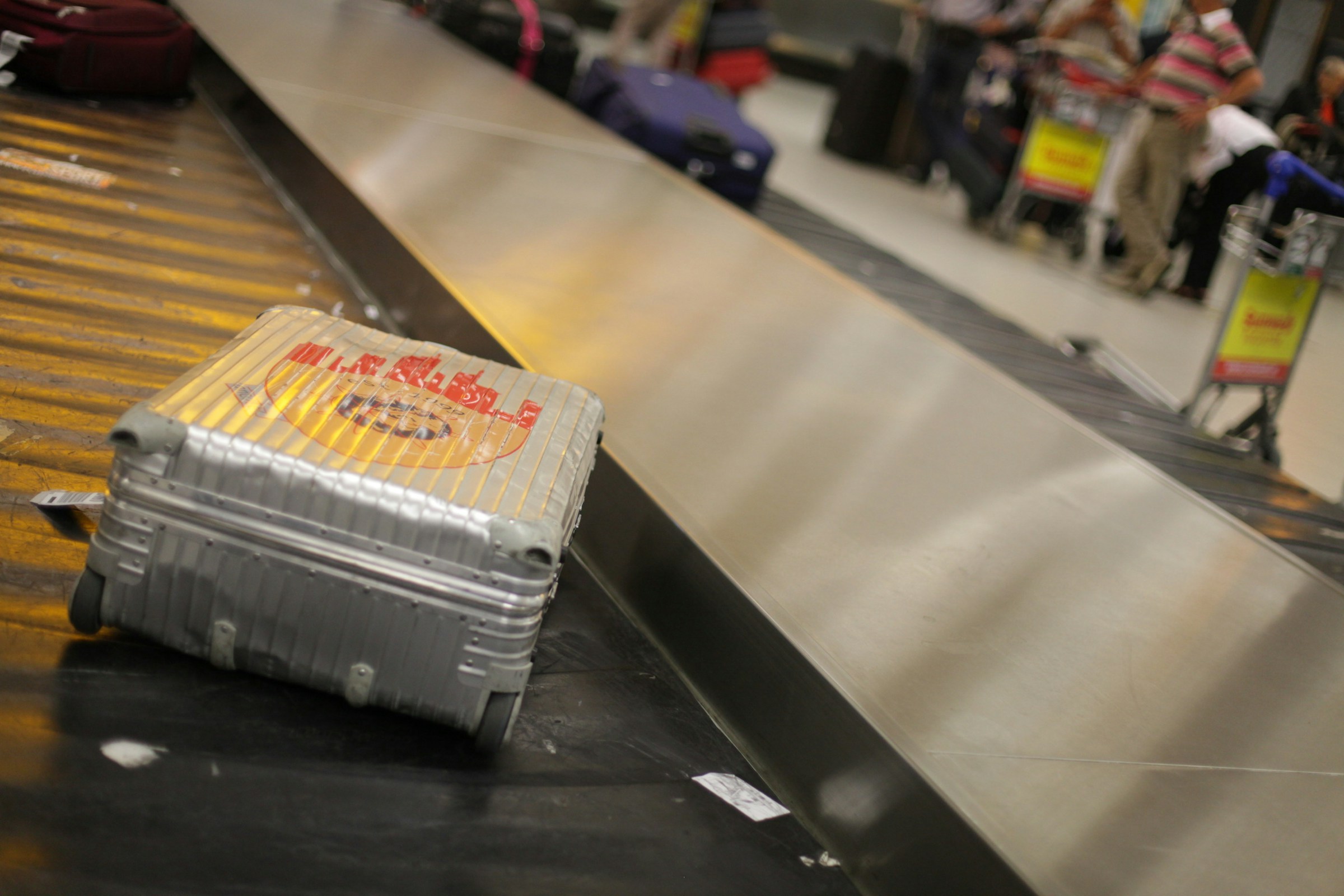 A suitcase on a luggage belt | Source: Unsplash