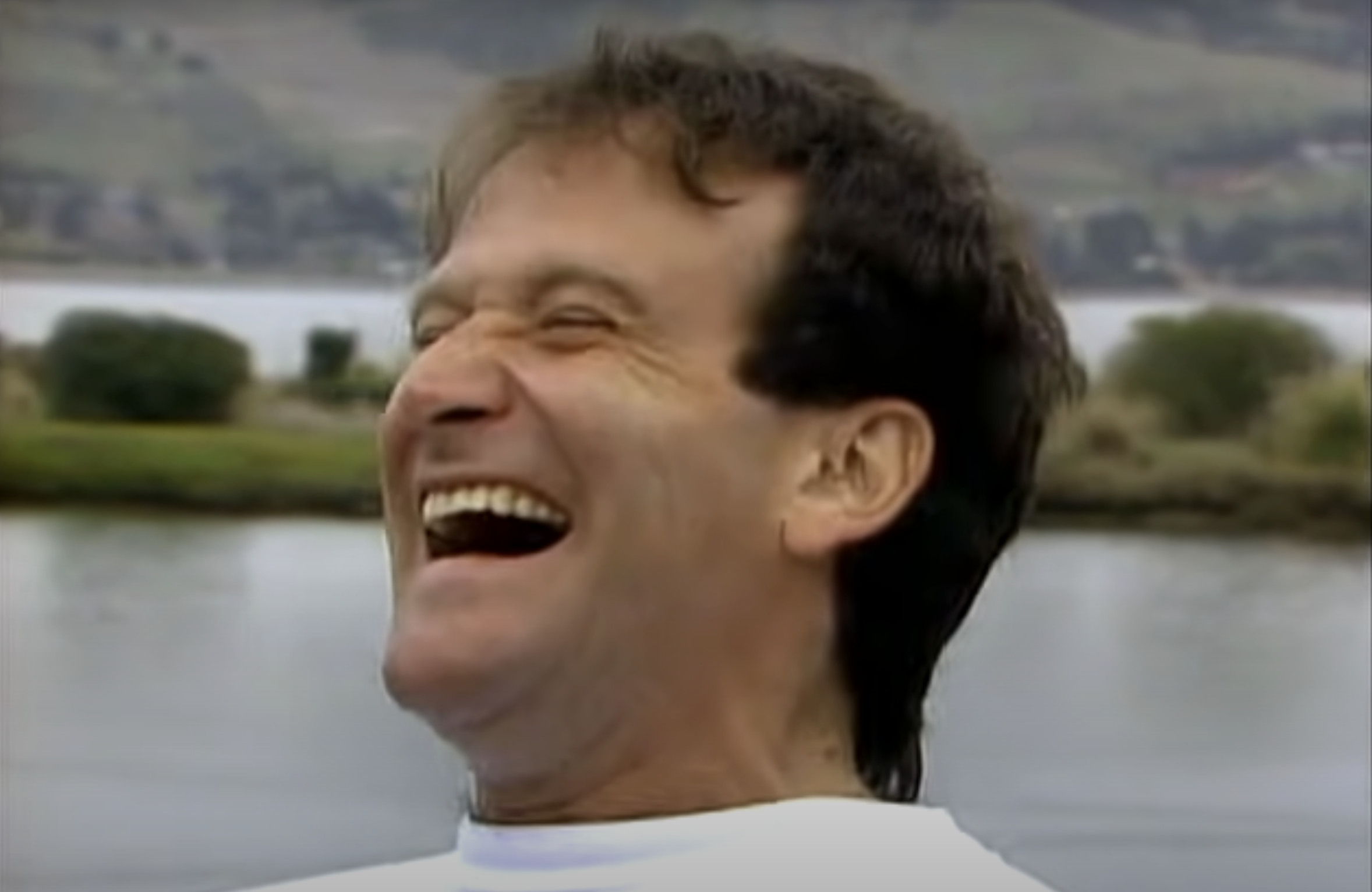 Robin Williams laughs while talking to his mom, Laurie Williams | Source: Youtube.com/Dick Clark Productions