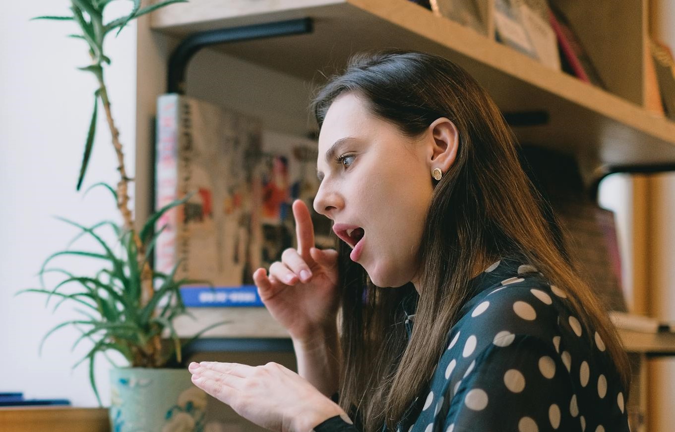 A woman talking | Source: Pexels