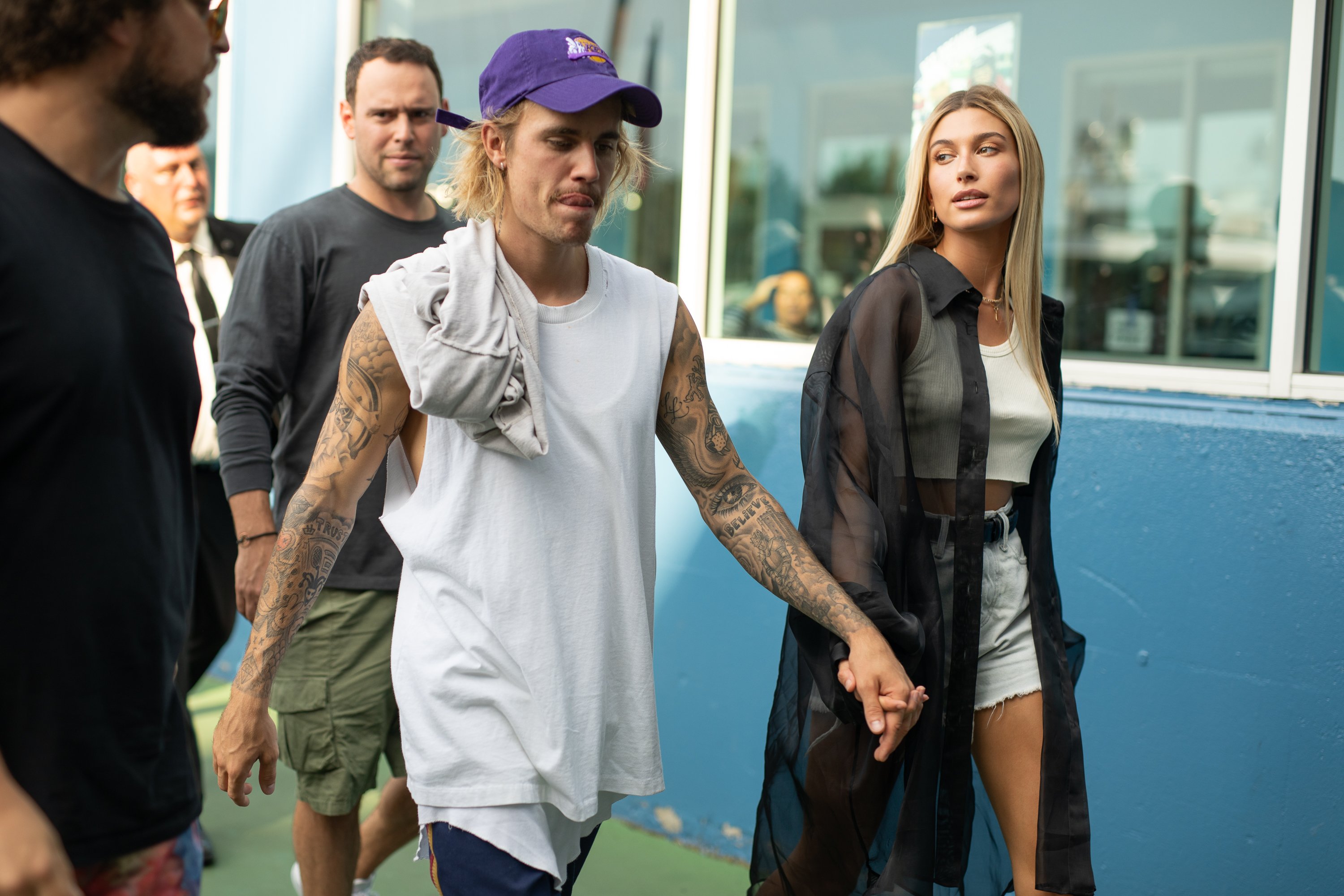 Justin Bieber and model-wife Hailey Bieber walking on the street while holding hands. | Photo: Getty Images