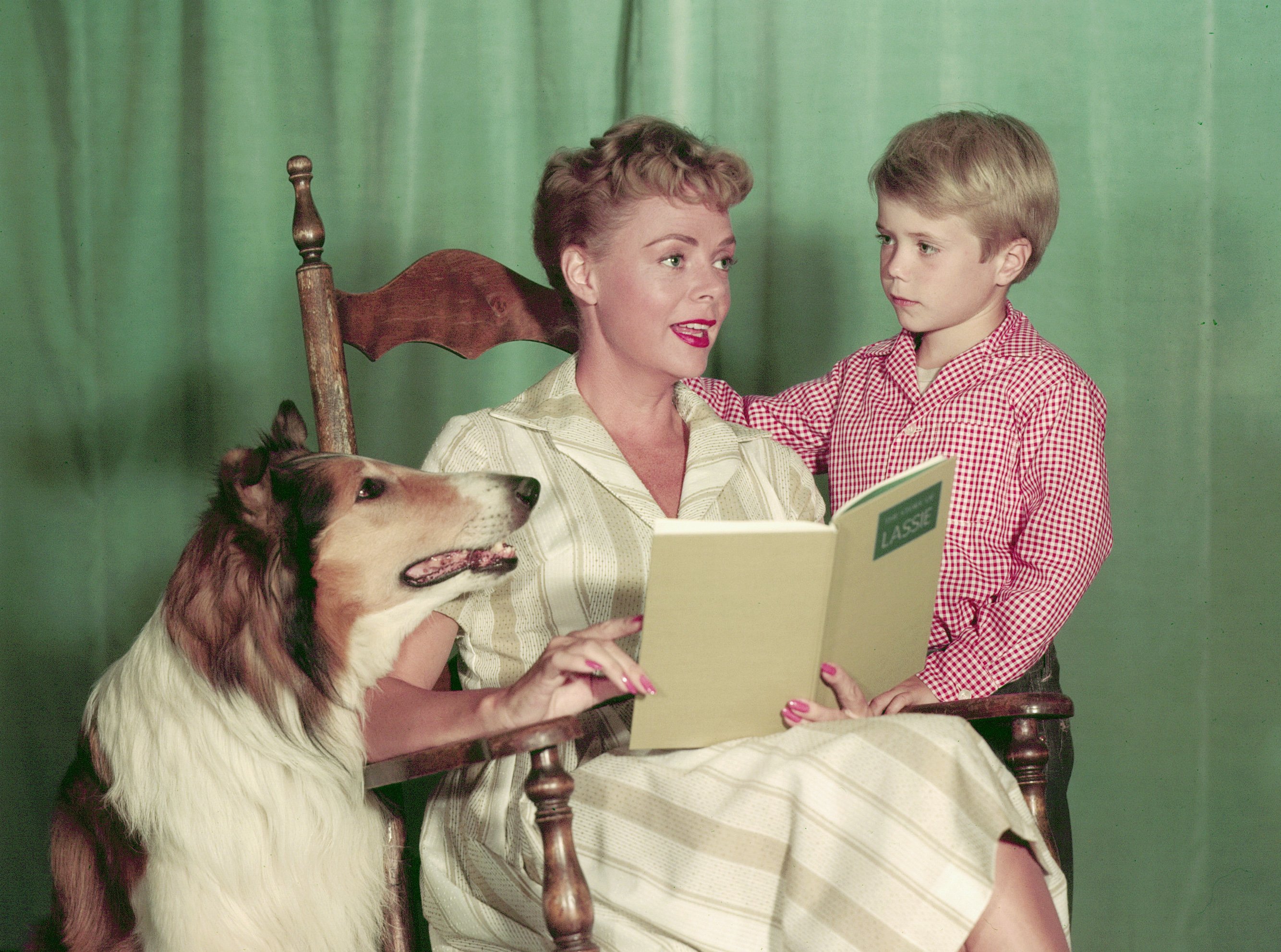Baby, as Lassie, June Lockhart, as Ruth Martin, and Jon Provost, as Timmy Martin in a promotional portrait for "Lassie," in 1960. | Source: CBS Photo Archive/Getty Images