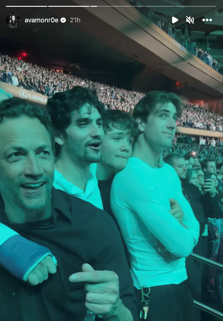 Andrew Shue and his sons at a Bruce Springsteen concert on April 1, 2023. | Source: instagram.com/avamonr0e