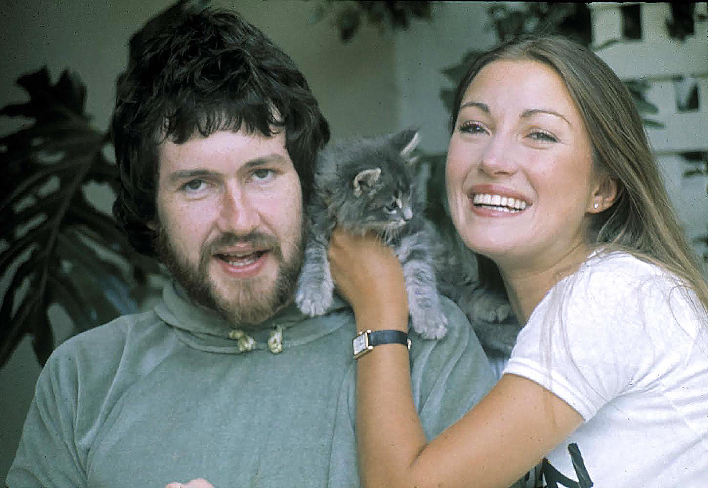 Geoffrey Planer and the actress photographed at their Hollywood Hills home in on January 1, 1977, in Los Angeles, California. | Source: Getty Images