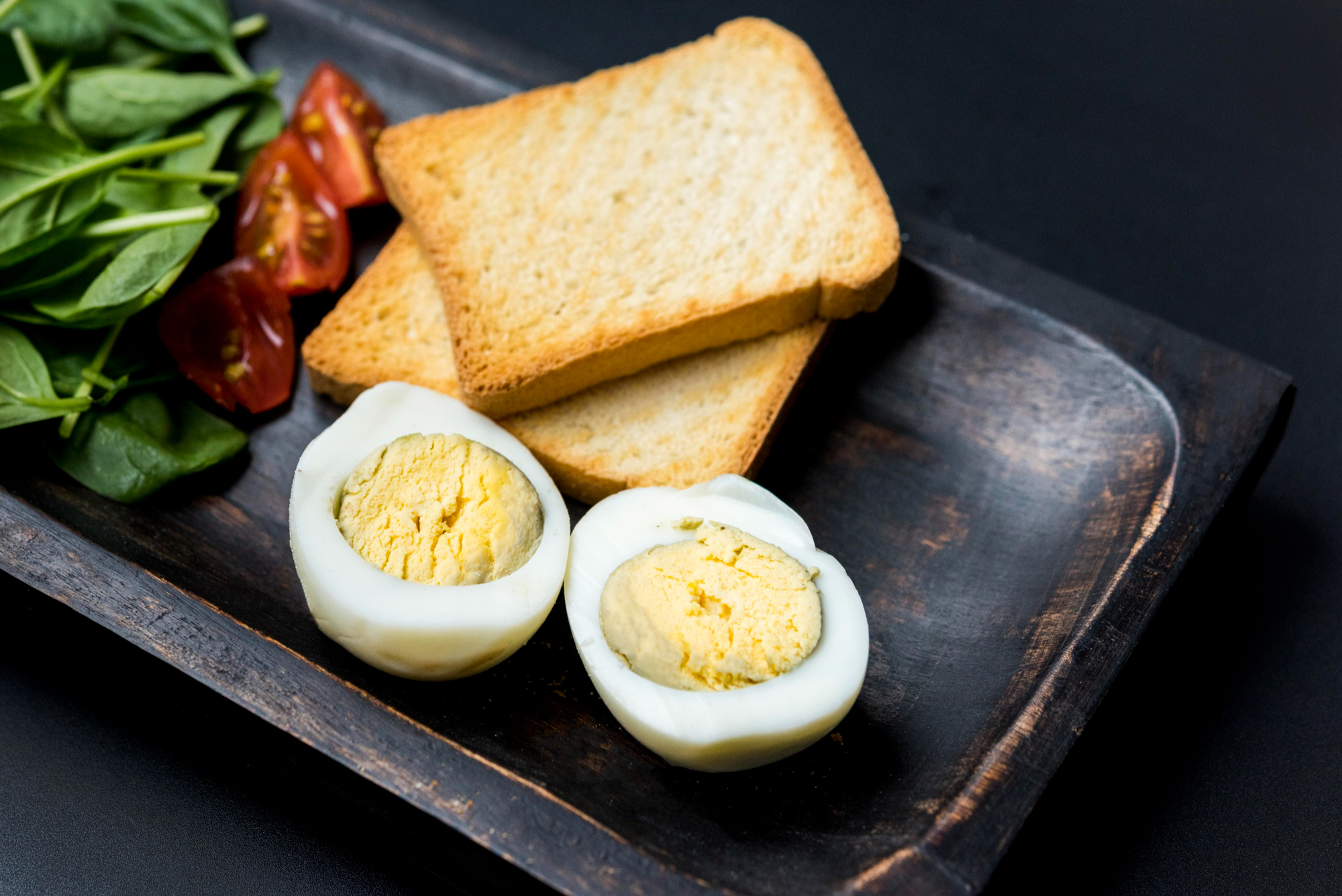 Toasted bread slices with boiled eggs | Source: Freepik