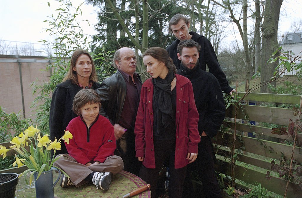  Jean-francois Stevenin et son épouse Claire avec leurs enfants Pierre, Salomé, Robinson et Sagamore. | Photo : Getty Images