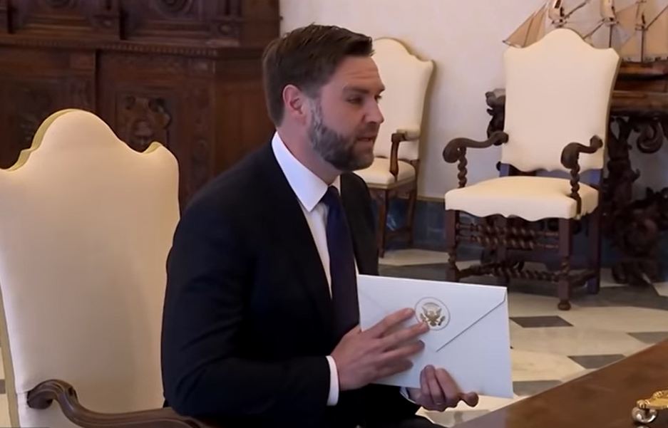 U.S. Vice President J. D. Vance hands Pope Leo XIV a letter on May 19, 2025 | Source: YouTube/@diarioas