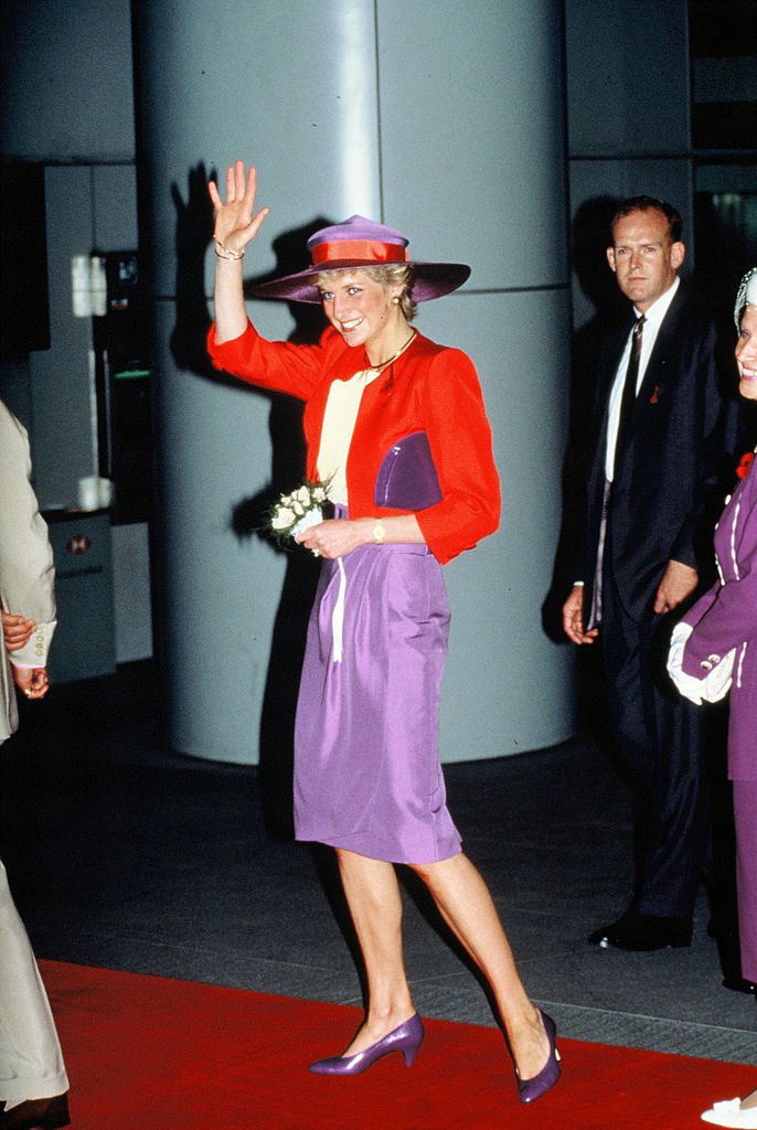 Diana, princesa de Gales, llega a Hong Kong para su visita oficial el 7 de noviembre de 1989 en Hong Kong. I Foto: Getty Images.
