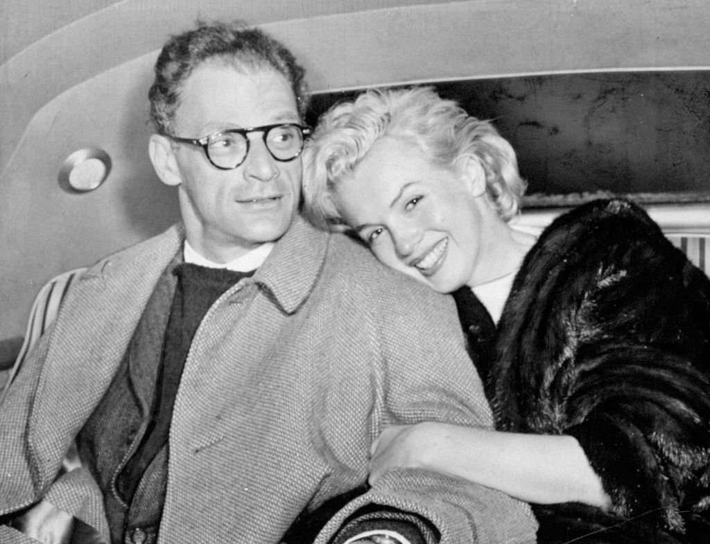 Marilyn Monroe und Ehemann Arthur Miller im Auto am Flughafen Idlewild nach ihrer Ankunft aus Kingston, Jamaika. (Foto von Jack Clarity / NY Daily News Archive) I Quelle: Getty Images