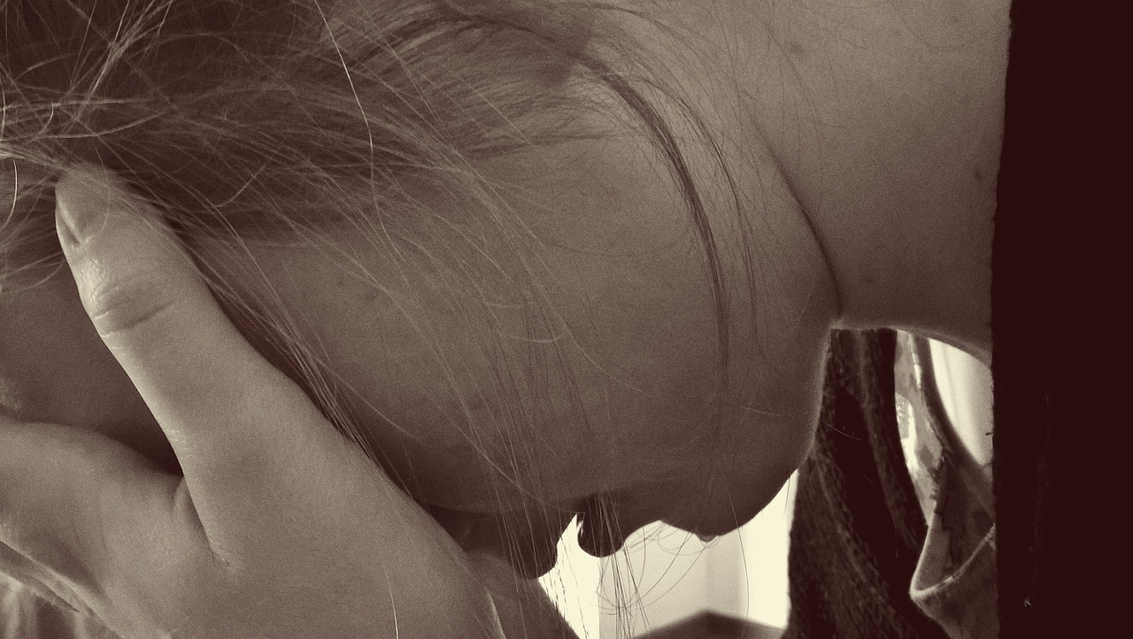 A desperate young girl crying | Source: Pixabay