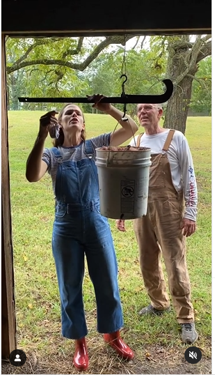 Jennifer Garner and Robert in the farm | Source: Instagram.com/jennifer.garner/
