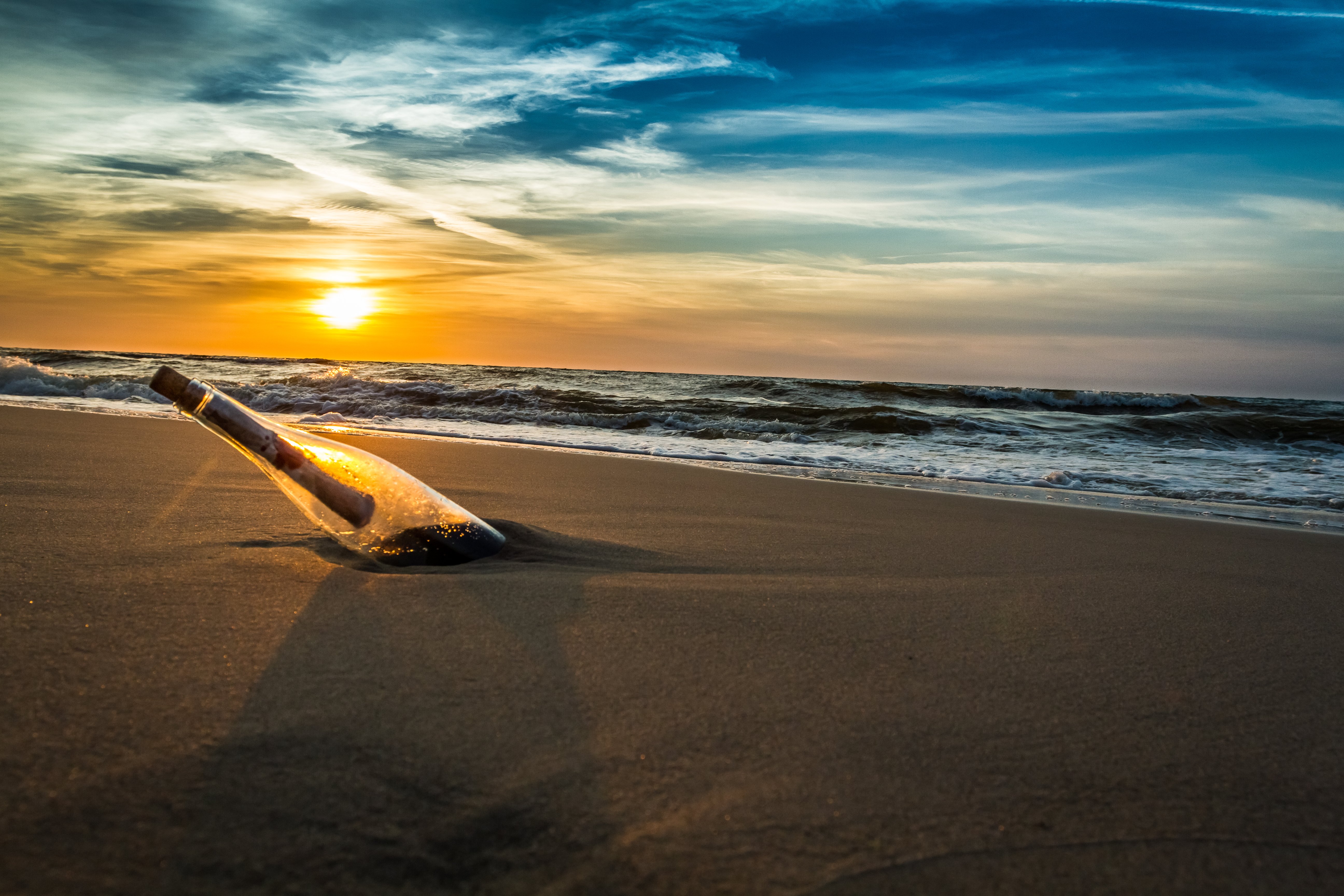 Message dans une bouteille sur un bord de mer. | Photo : Shutterstock