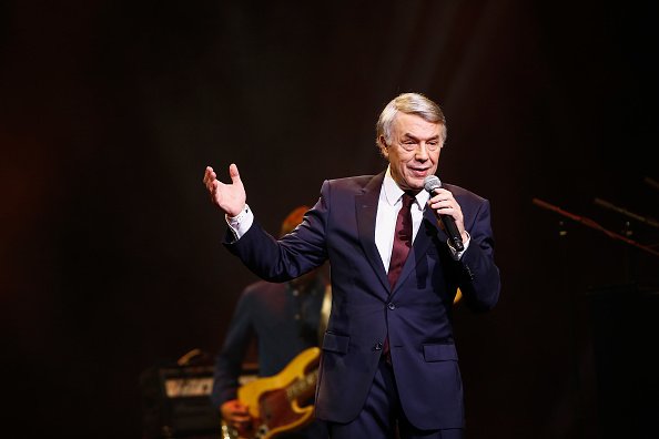 Salvatore Adamo se produit lors du concert'Leurs Voix Pour L'Espoir 2015' à l'Olympia à Paris, France. | Photo : Getty Images