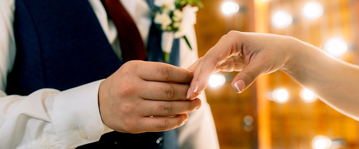 Mann und Frau geben sich die Eheversprechen | Quelle: Shutterstock