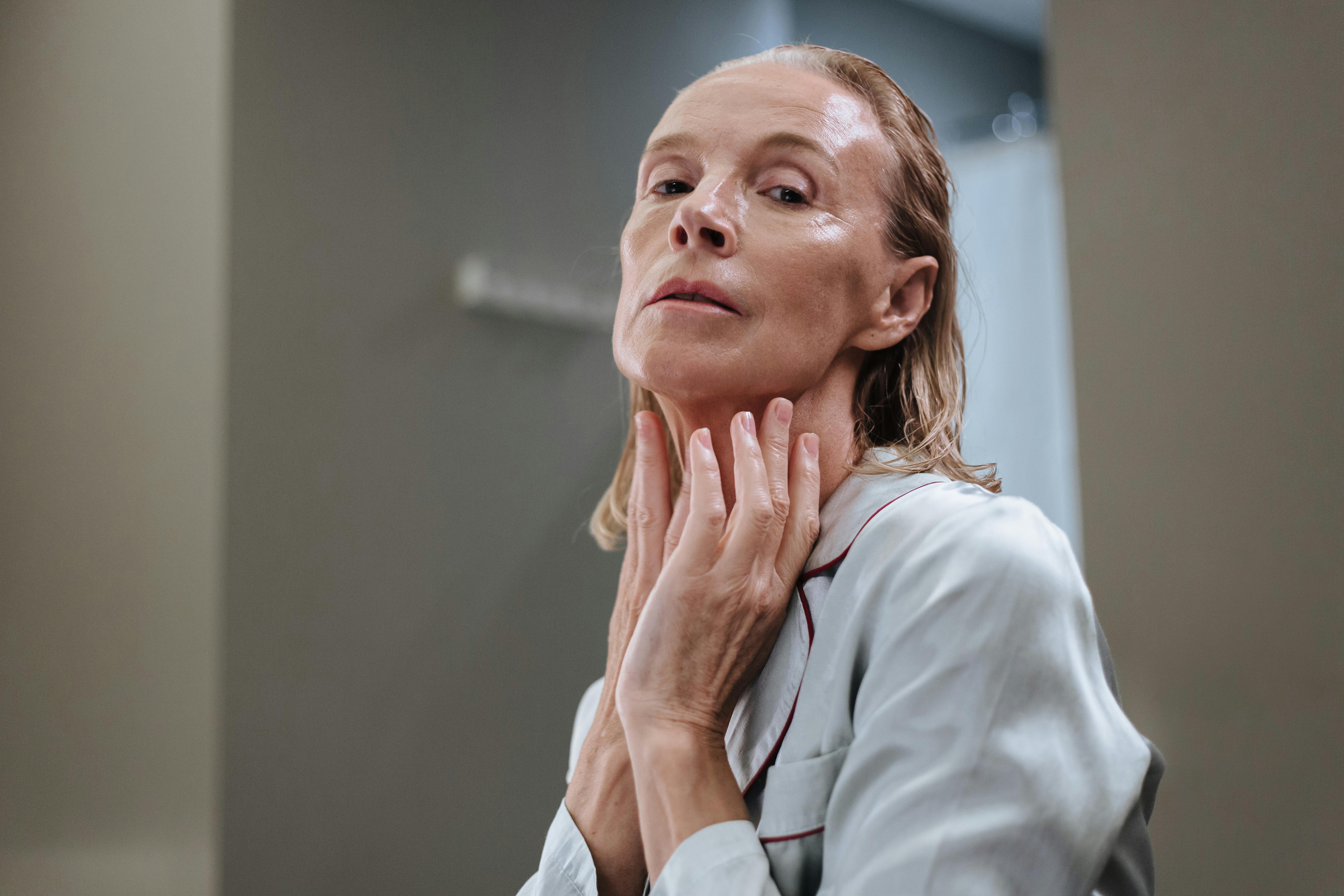 A woman doing her skincare routine | Source: Pexels