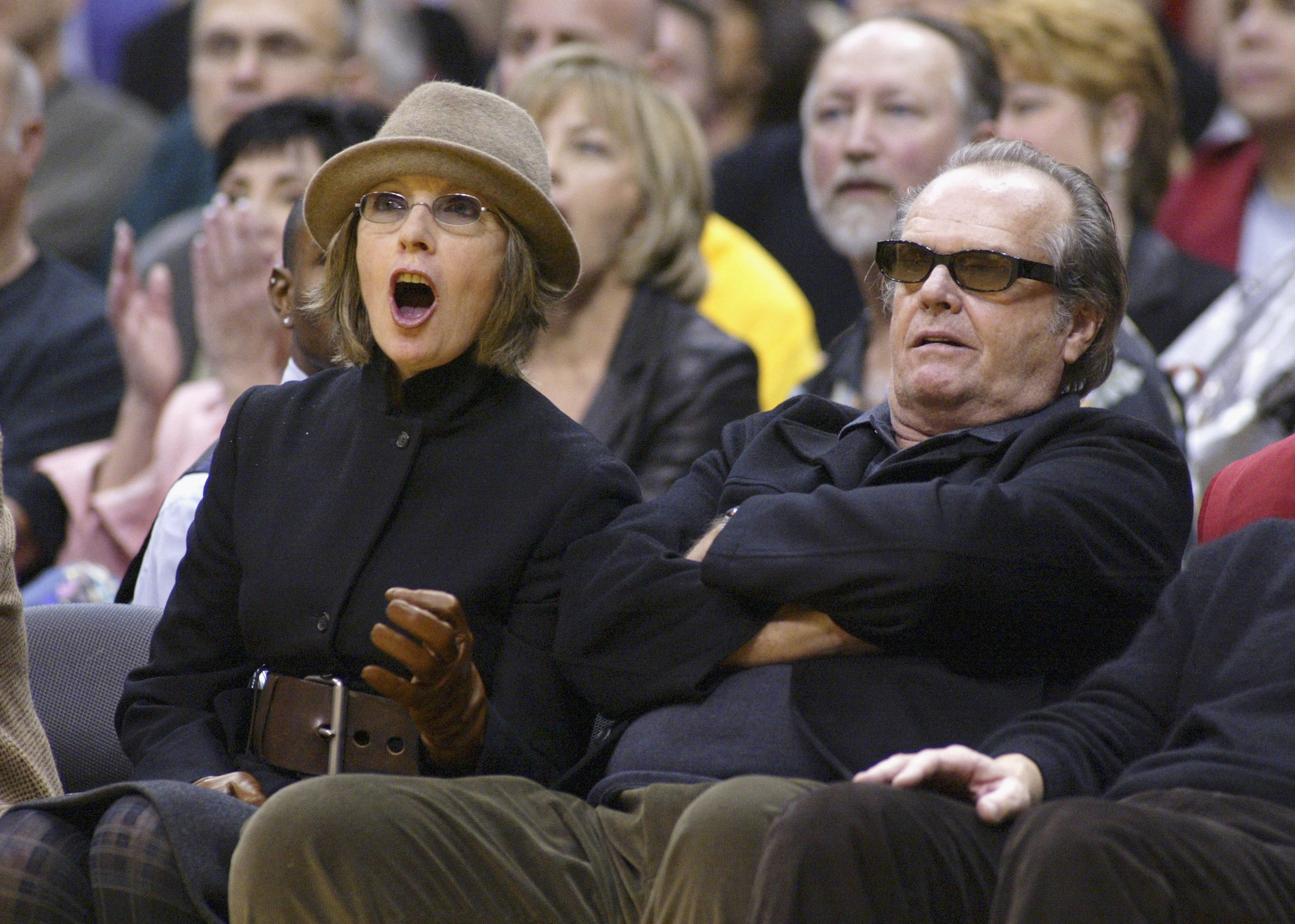 Diane Keaton and Warren Beatty attend the game between the Los Angeles Lakers and the San Antonio Spurs on November 28, 2003 | Source: Getty Images