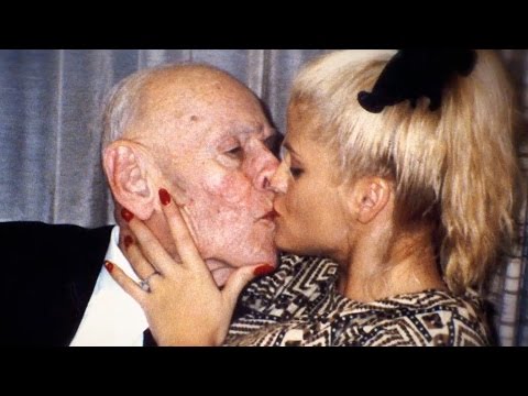 Anna Nicole Smith and J. Howard Marshall II sharing a kiss | Source: Getty Images