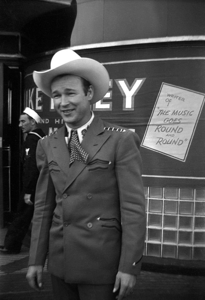 Roy Rogers poses on a street in Los Angeles, California circa 1940. | Photo: Getty Images