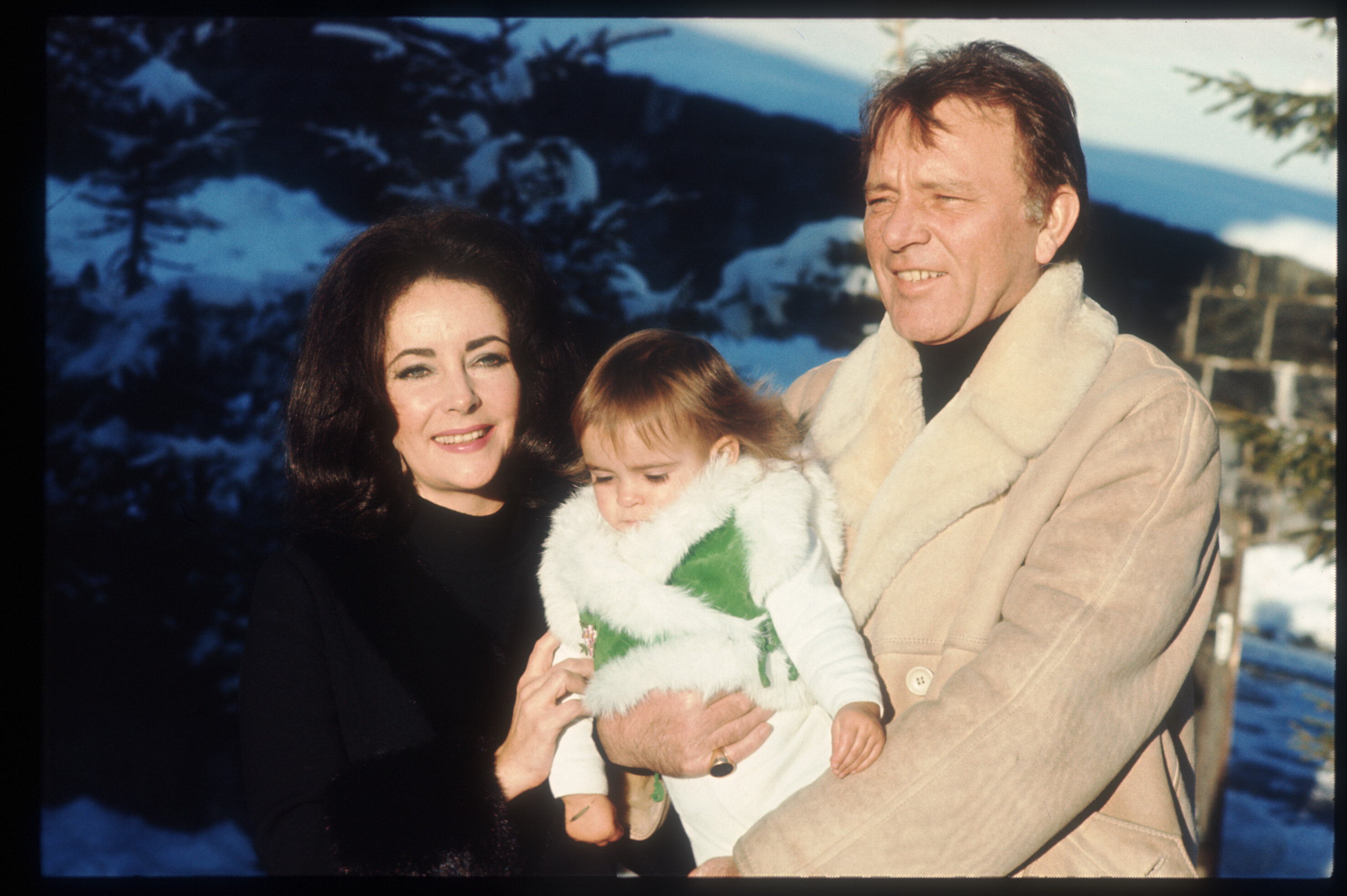 Elizabeth Taylor and Richard Burton hold their granddaughter Leyla on January 15, 1973, in Gstaad, Switzerland. | Source: Getty Images