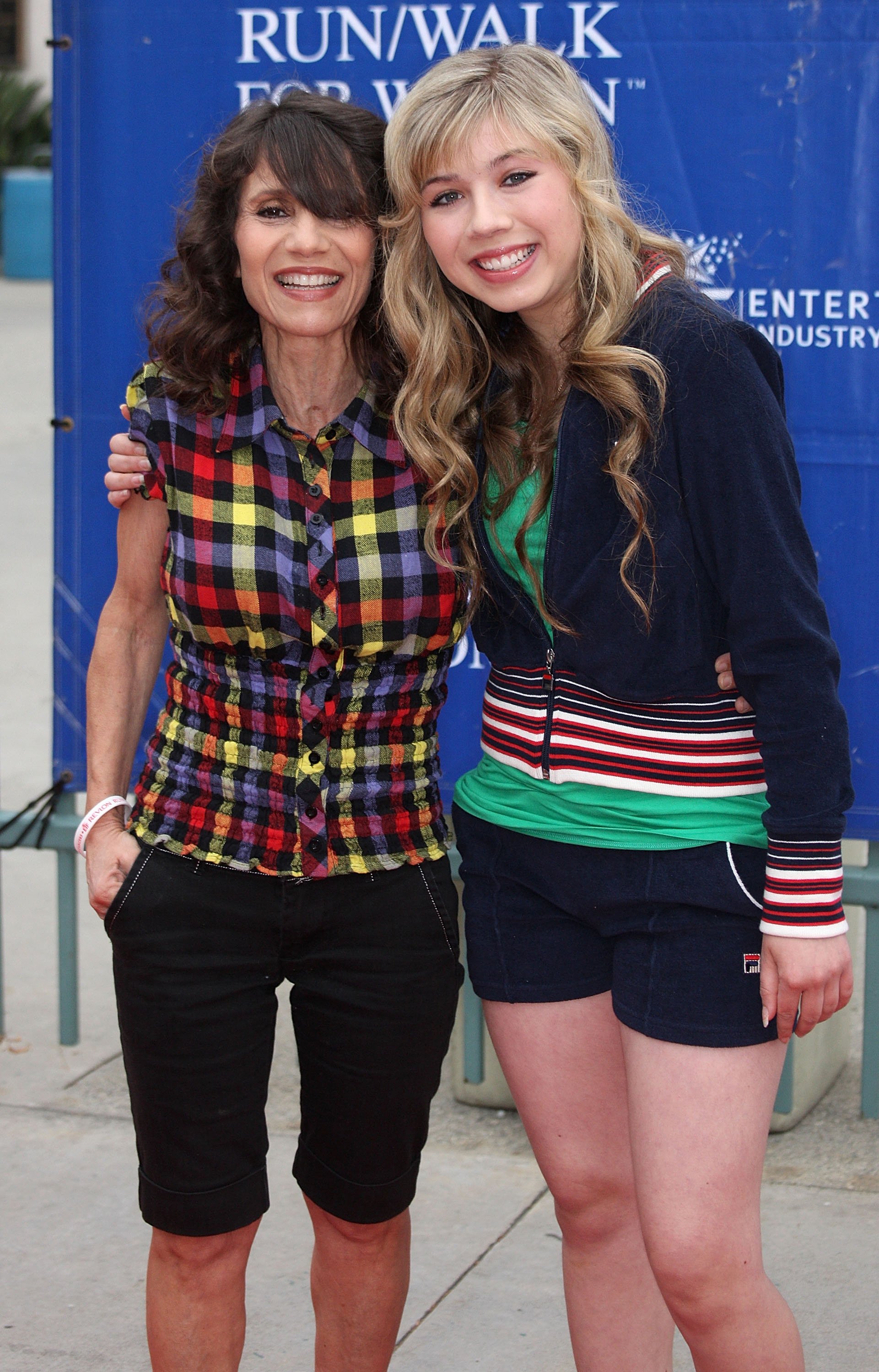 Jennette McCurdy and her mother, Debra McCurdy, at the 16th Annual EIF Revlon Run/Walk for Women in California on May 9, 2009 | Source: Getty Images 