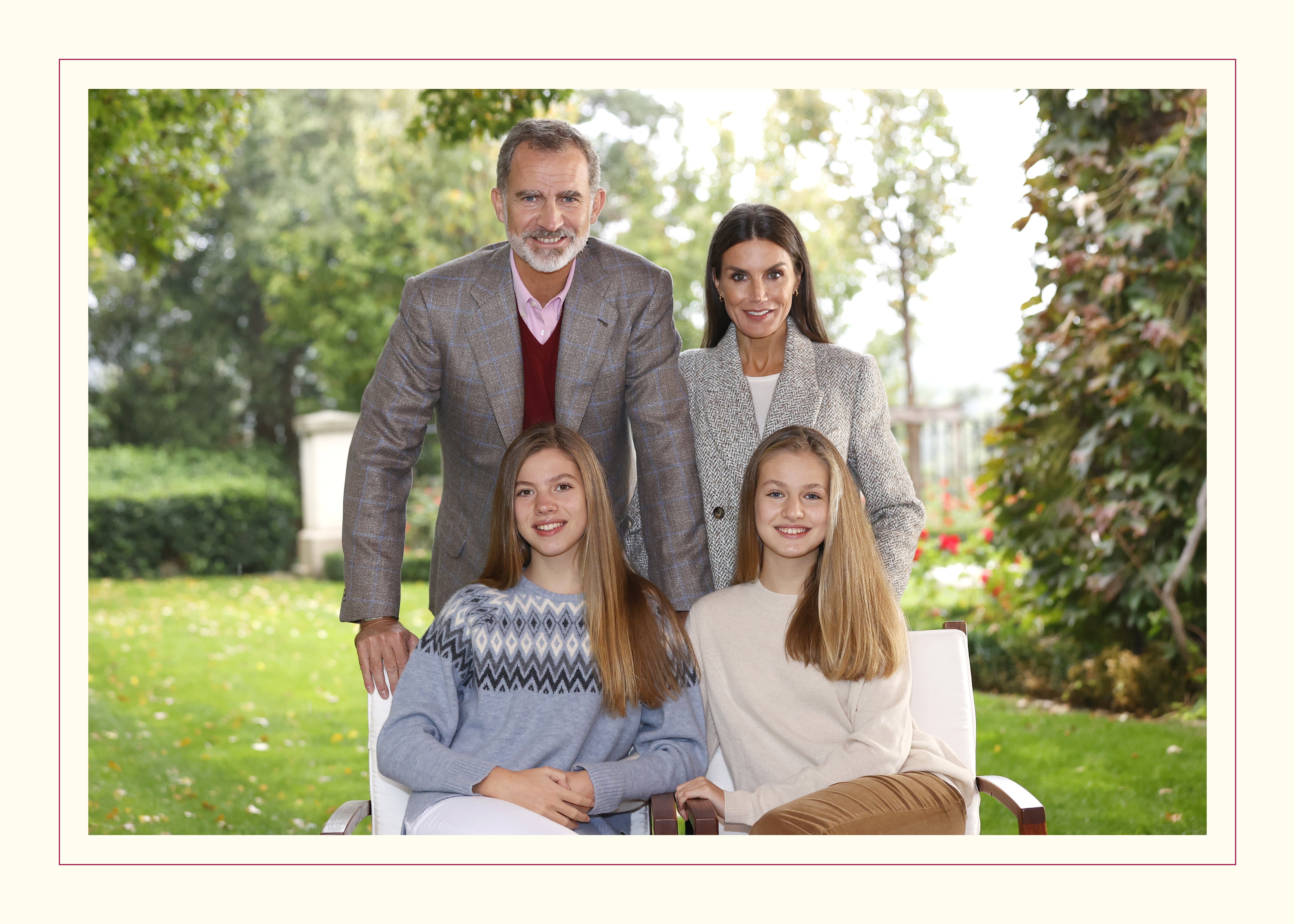 La tarjeta real de Navidad del rey Felipe con la reina Letizia y sus hijas Leonor y Sofía, el 16 de diciembre de 2021 en Madrid, España. | Foto: Getty Images