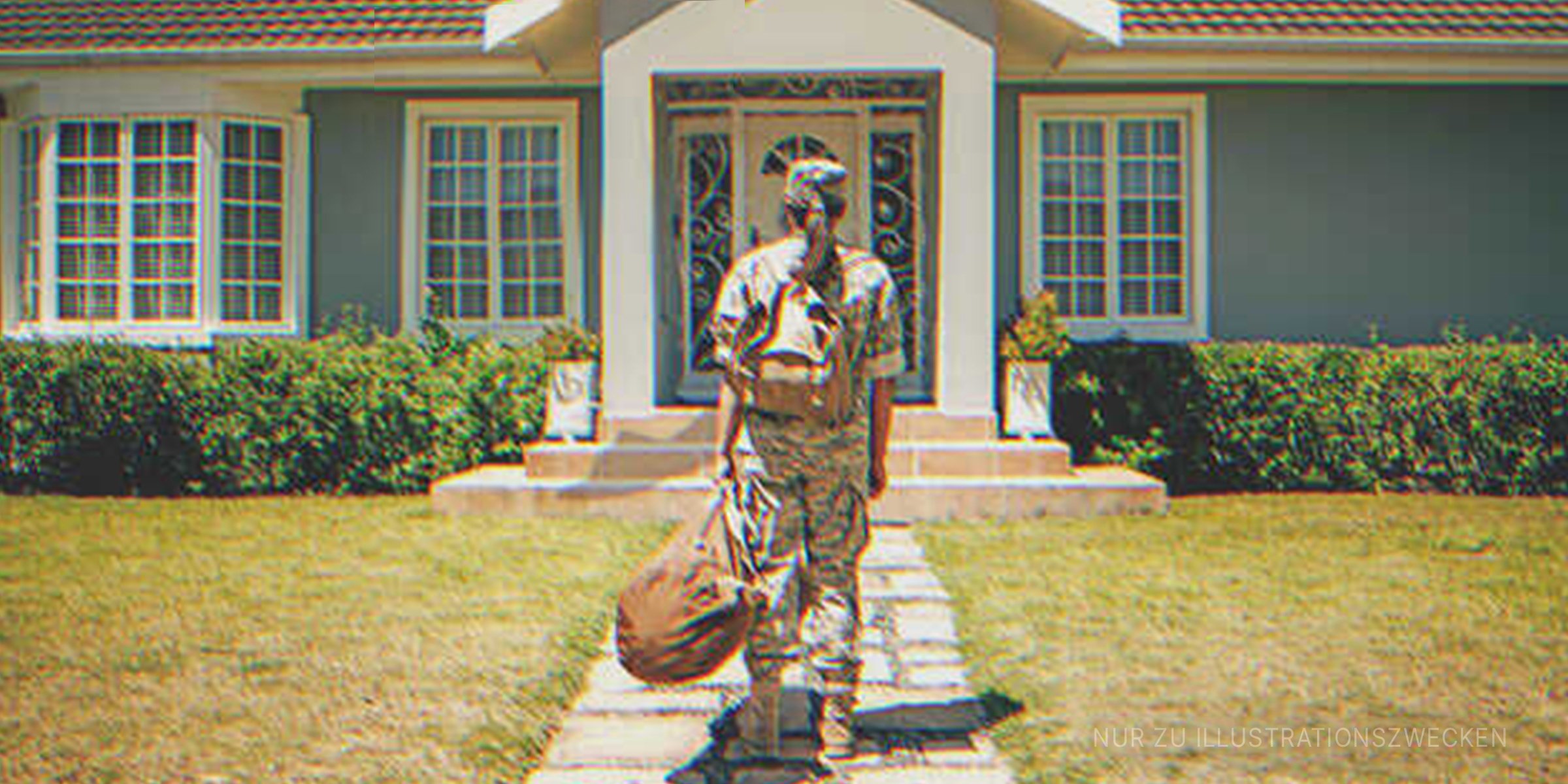 Eine Soldatin vor einem Haus | Quelle: Shutterstock