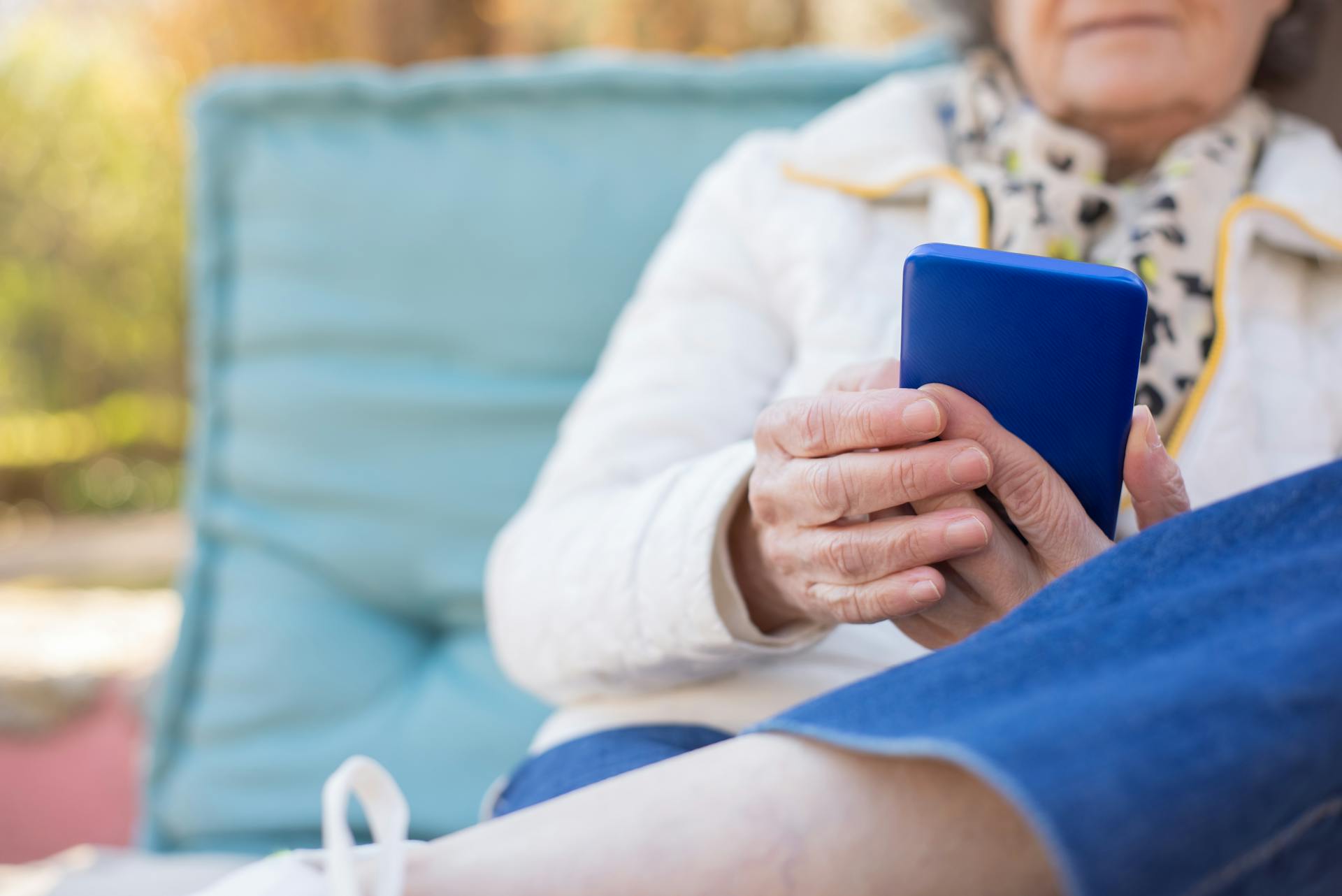 An older woman using a phone | Source: Pexels